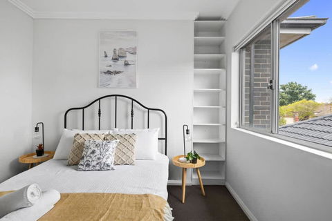 Modern Queen Room - Private Spot At Revesby - Shared Bathroom - VIC Tourism 3