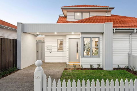 Modern Stylish Home - Walk To Beach - VIC Tourism 3