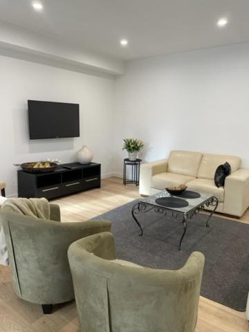 Modern Home, Close To Train, 17k CBD - VIC Tourism 1