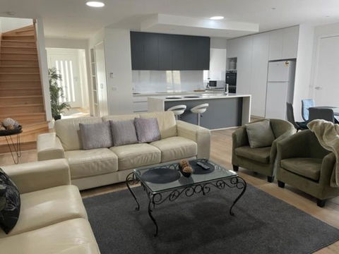 Modern Home, Close To Train, 17k CBD - VIC Tourism 0