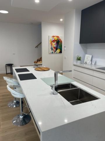 Modern Home, Close To Train, 17k CBD - VIC Tourism 3