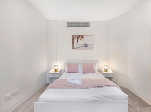 Modern 2B2B APT At Homebush - VIC Tourism 1