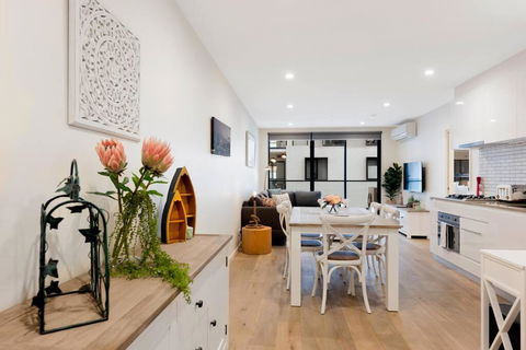 More Style Than Garfield 00156 - VIC Tourism 0