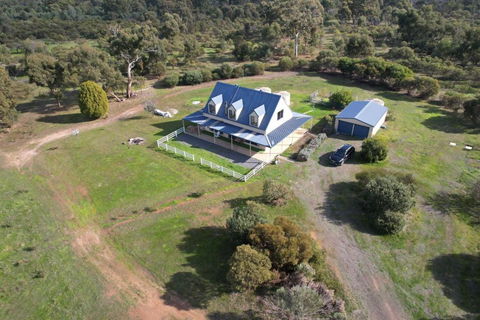 Morningside Farm House With Mountian Views... - VIC Tourism 0