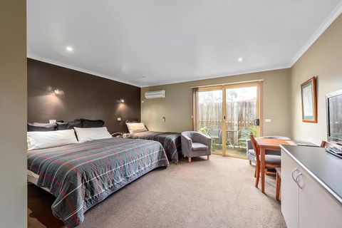 Motel Strahan - VIC Tourism 1
