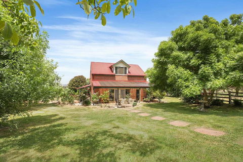 Mount Bolton Retreat - VIC Tourism 0