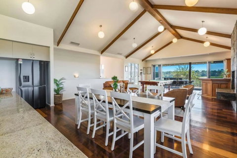 Mountain Majesty With Poolside Relaxing Getaway - VIC Tourism 0