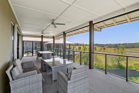 Mountain Majesty With Poolside Relaxing Getaway - VIC Tourism 1