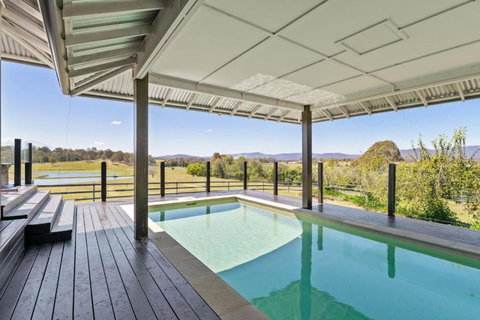Mountain Majesty With Poolside Relaxing Getaway - VIC Tourism 3