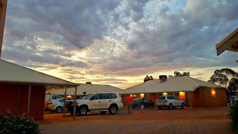 Mud Hut Motel - VIC Tourism 1