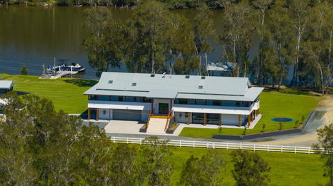 Neat Acres Farmhouse - VIC Tourism 0