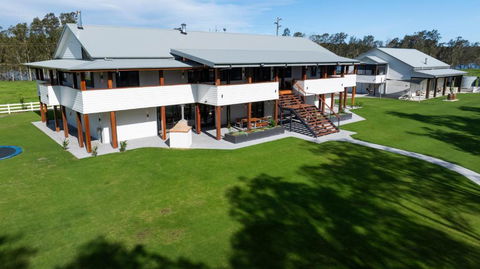 Neat Acres Farmhouse - VIC Tourism 3