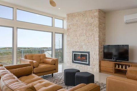 Neighbour Avenue Goolwa Beach - Wi-Fi & Linen Included - VIC Tourism 1