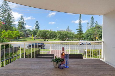 New Lux Apt Opposite Buddina Patrolled Beach - VIC Tourism 0