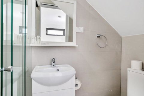 New Studio Apartment In Surry Hills - VIC Tourism 3
