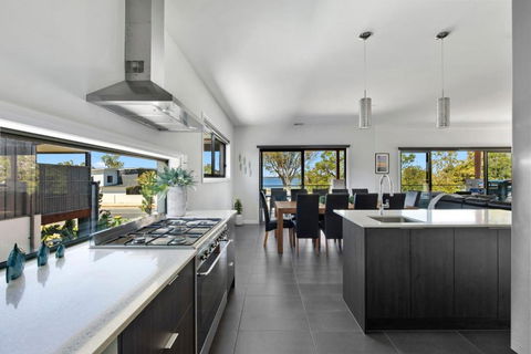 NEW - Sunrise Waters Holiday House - VIC Tourism 1