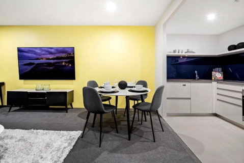 OCEAN VIEW - One Bedroom Spa Apartment - Circle On Cavill - Self Contained, Privately Managed - VIC Tourism 3
