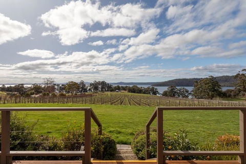 Norfolk Bay Retreat - Views Over The Sea And Vines - VIC Tourism 1