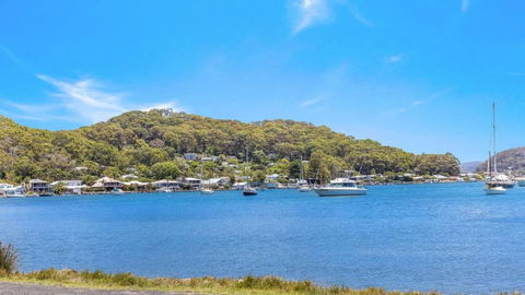 Nostrebor At Pretty Beach - VIC Tourism 0