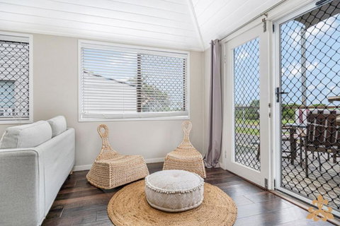 Oasis Two On Farnborough - VIC Tourism 0