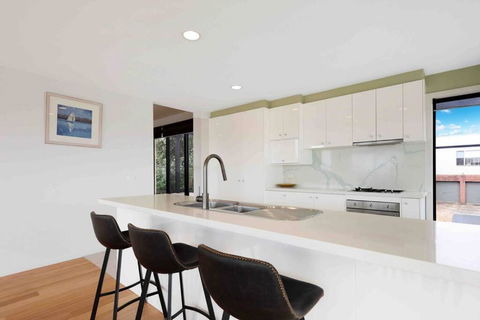 Ocean Escape- 5 Bedroom, 3 Bath- Sleeps 11 - VIC Tourism 1