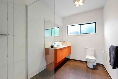 Ocean Escape- 5 Bedroom, 3 Bath- Sleeps 11 - VIC Tourism 3
