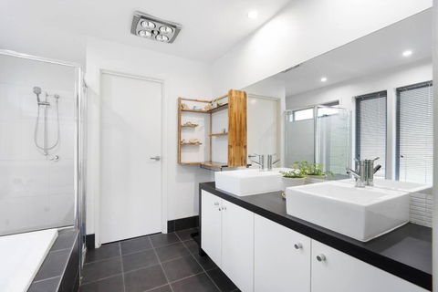 Ocean Escape - 600m To Beach - VIC Tourism 3