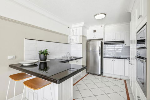 Ocean Facing 1-Bed With Ocean Pool & Tennis Court - VIC Tourism 3