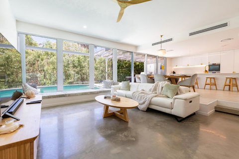 Ocean House - 4 BR With Media Room & Private Pool - 100m To Beach - VIC Tourism 3