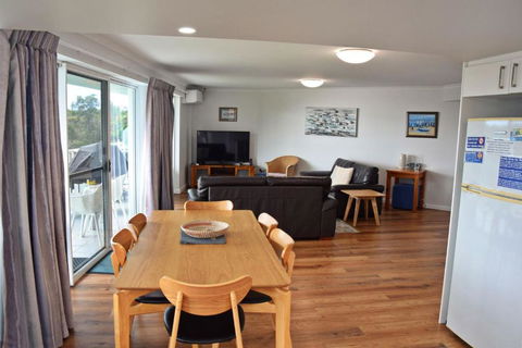 Ocean Shores Apartment 14 - Bring Your Own Linen. - VIC Tourism 1