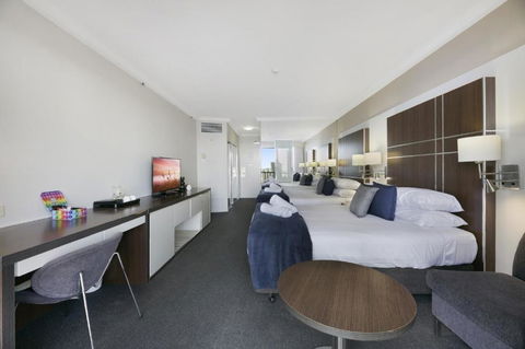 Ocean View 2-Bed Studio In The Heart Of Surfers - VIC Tourism 2