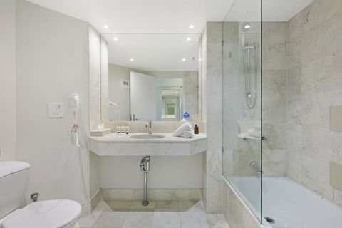 Ocean View 2-Bed Studio In The Heart Of Surfers - VIC Tourism 3