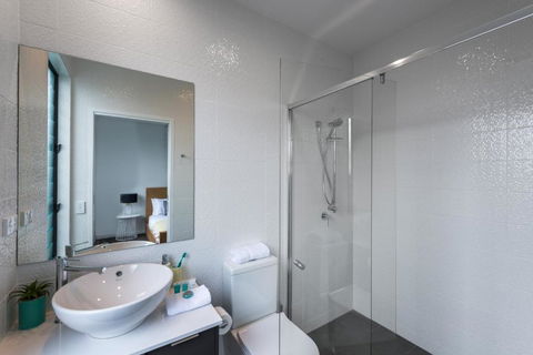 Oxford Steps - Executive 2BR Bulimba Apartment Across From The Park On Oxford St - VIC Tourism 2