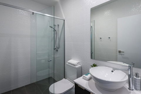 Oxford Steps - Executive 2BR Bulimba Apartment Across From The Park On Oxford St - VIC Tourism 3