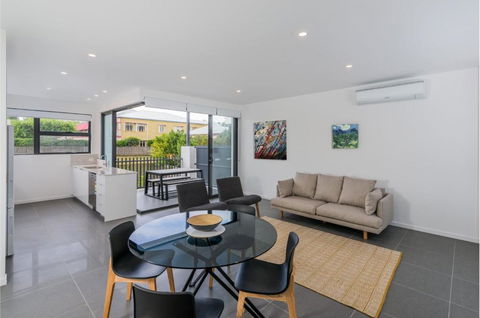 Oxford Steps - Executive 2BR Bulimba Apartment Across From The Park On Oxford St - VIC Tourism 0