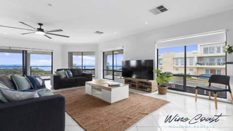 Ocean Views And Vineyards By Wine Coast Holiday Rentals - VIC Tourism 3