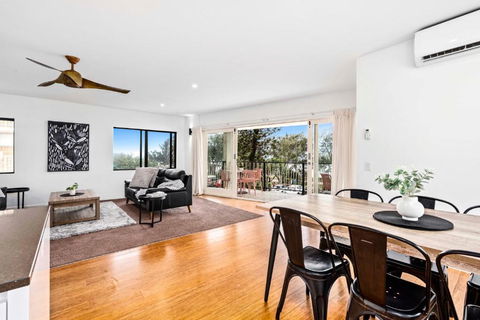 Oceanfront Apartments In Surfers Paradise At Driftwood - Privately Managed - Pet Friendly - VIC Tourism 1