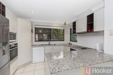 Oceania Beach Paradise LJHooker Yamba - VIC Tourism 3