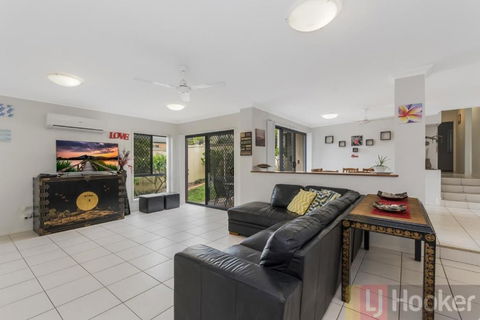 Oceania Beach Paradise LJHooker Yamba - VIC Tourism 1