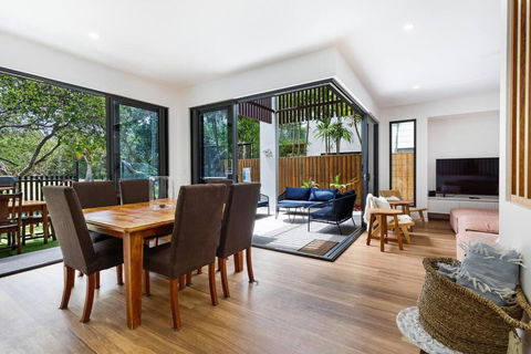 Oceanic-Pet Friendly Townhouse 8min To Mooloolaba - VIC Tourism 3