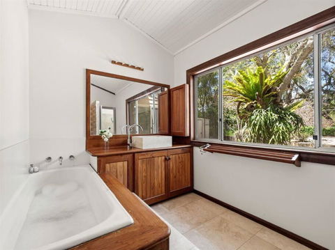Orchard Homestead Countryside Retreat - VIC Tourism 3