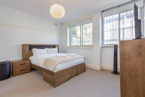 Oversized Art Deco In Potts Point Near Harbour - VIC Tourism 1