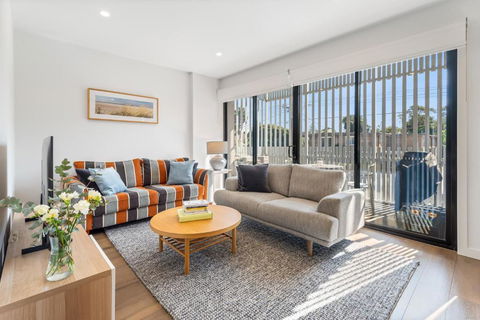 Park Life! Elegant & Sun-Filled 2 Bed 2 Bath Home In Caulfield North - VIC Tourism 0