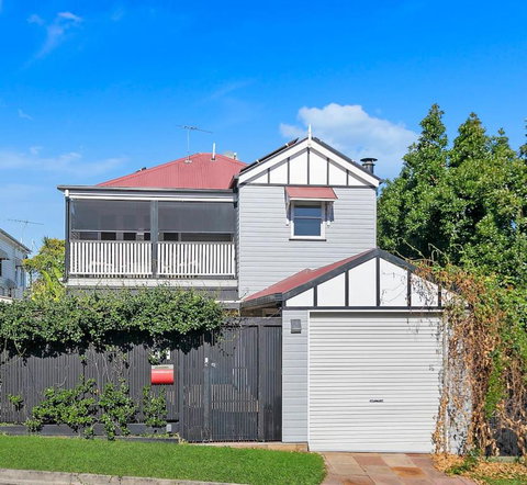 Paddington Cottage - A Classic Queenslander Stay - VIC Tourism 0