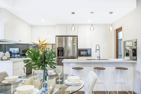 Park Avenue Townhouse Retreat Brisbane Sleeps 10 - VIC Tourism 1