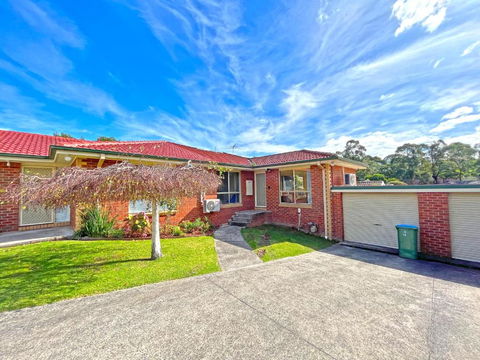 Pet-Friendly Retreat 2BR Ringwood Prime Location - VIC Tourism 1