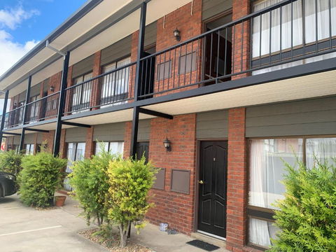 Ploughmans Motor Inn - VIC Tourism 3