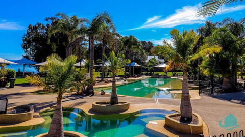 Plover Executive Deluxe Villa 25 - VIC Tourism 1
