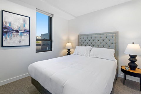 Polished 2-Bed Apartment With Gorgeous City Views - VIC Tourism 1