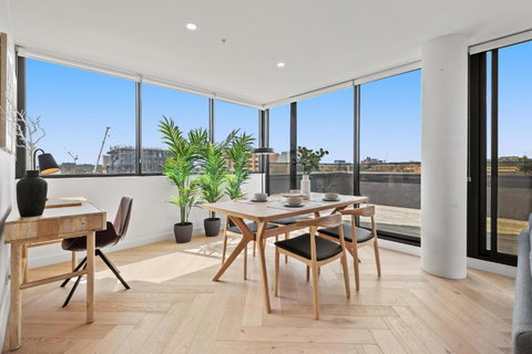 Polished 2-Bed Apartment With Gorgeous City Views - VIC Tourism 3